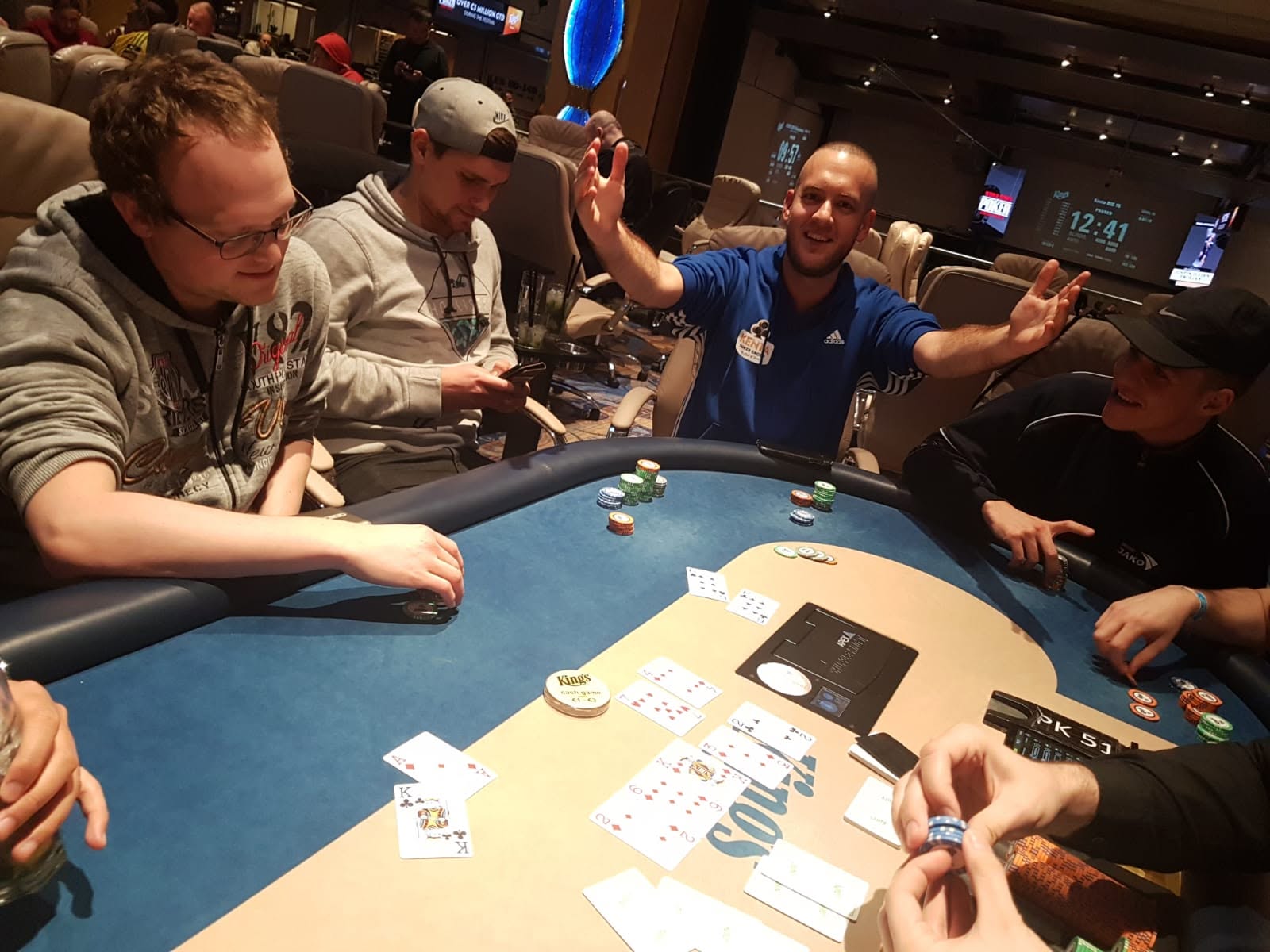 אורי בשולחן קאש לייב, King's Casino